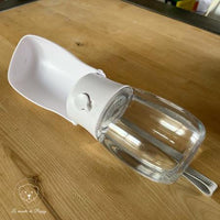 Gourde d'eau portable 2 en 1 pour votre chien en promenade | DogBottle™ - Le monde de Poppy