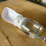 Gourde d'eau portable 2 en 1 pour votre chien en promenade | DogBottle™ - Le monde de Poppy